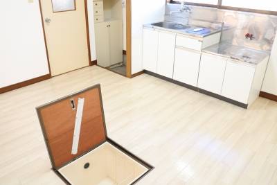 ダイニングキッチンには床下収納もあります