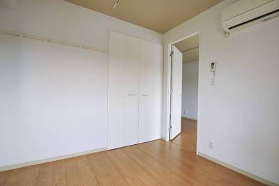 5.3帖洋室。クローゼット、壁掛けハンガー付きです♪