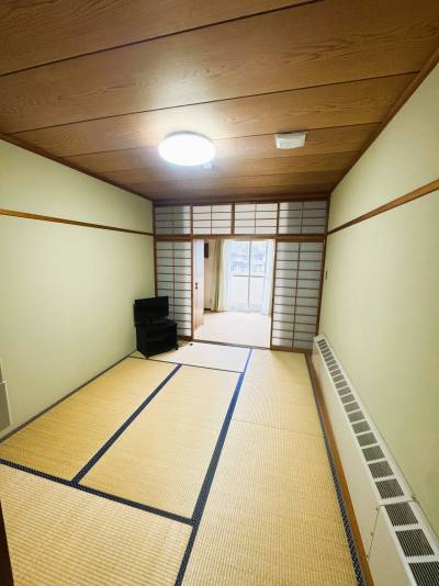 和室から洋室に向かって。