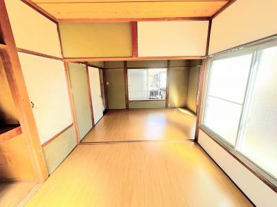 二階はふすまを外して大きな部屋として使うこともできます