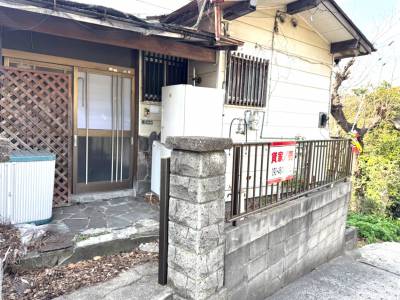 玄関周りのものは現在は撤去済です。
