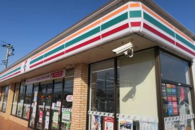 コンビニ徒歩8分。