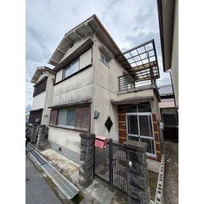 玄関前にバイク・自転車も置くスペースがあります。