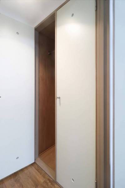 キッチン横収納は服だけでなくパントリーにも。