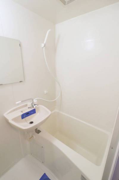 陶器の洗面台。