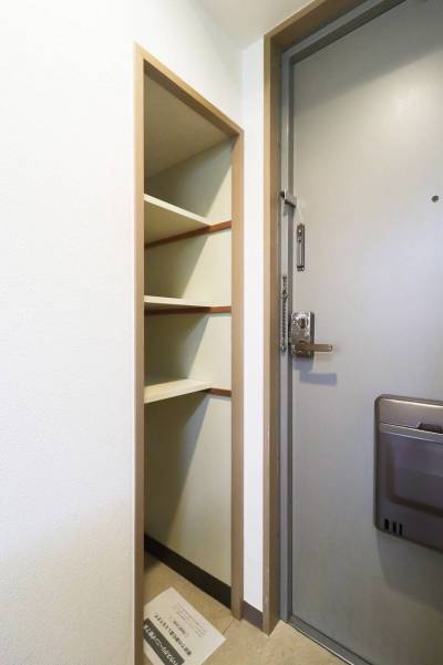 靴箱下はキャリーバックが置ける