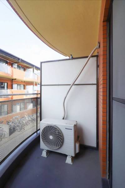 洗濯機ベランダ置きで部屋広く室内水漏れ心配無し