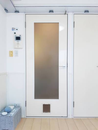 居室内扉にキャットスルー完備！キッチン使用時等はロック可能。