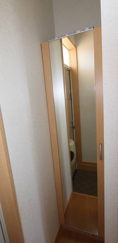 玄関靴入れに姿見鏡、お出かけ前のチェックOK。