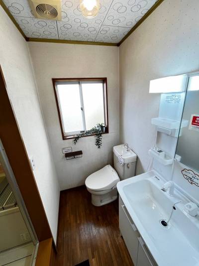 トイレに窓もあり、明るく湿気も篭りません。