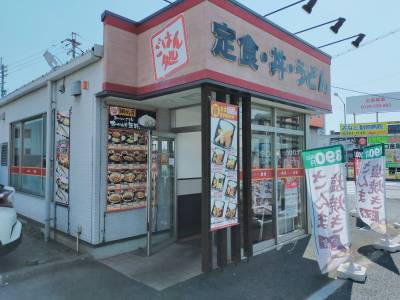 物件から３００ｍの十一屋の交差点には飲食店があります