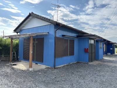 南向きの屋根付き洗濯物干し場あります