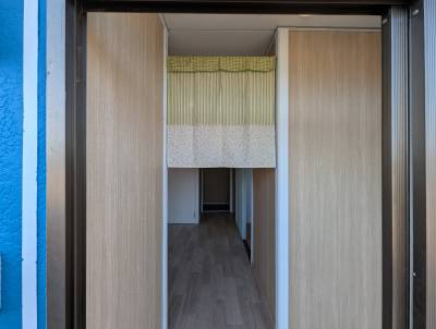 エントランス奥、左側の白いドアは、収納スペースです。