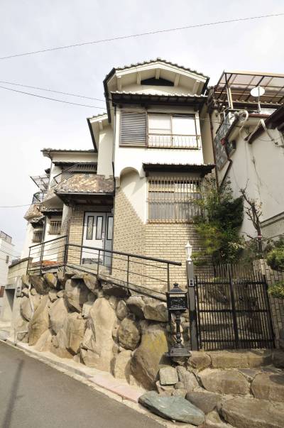 門から玄関へのアプローチです。家は道路面から上にあります