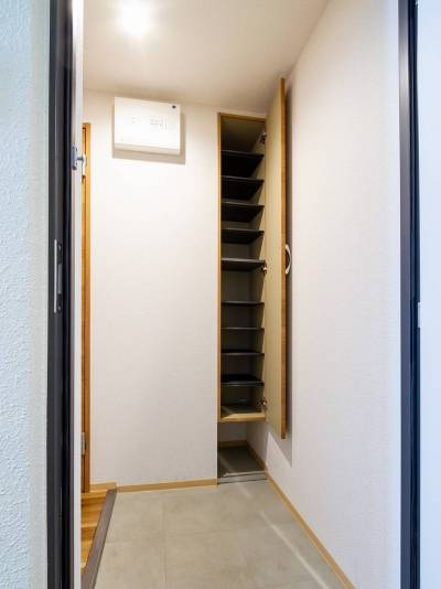 可動棚のシューズボックス。ブーツも収納できます