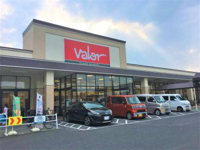 バロー。衣料品、ホームセンターも併設。物件から徒歩11分