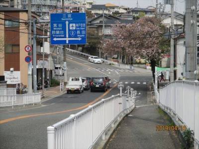 マンション前はバス停です。