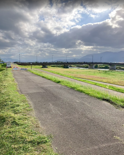 お散歩やジョギングにぴったりな土手がすぐそこに。