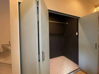 １階廊下に大型収納。