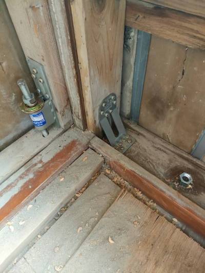 耐震補強、各柱に補強金具を付けました