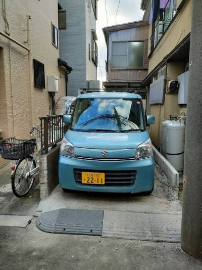 道からののケーション、奥の家です。ギリギリ駐車可能です。