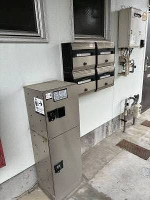 宅配ボックスとダイヤル付き集合ポストです