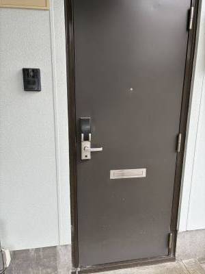 カメラ付きインターホンと暗証番号で開けるドアロックです