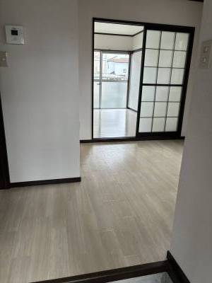 玄関から見た室内です
