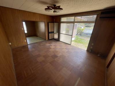 リビングは南向きの大窓使用。日差し良好、庭が一望！