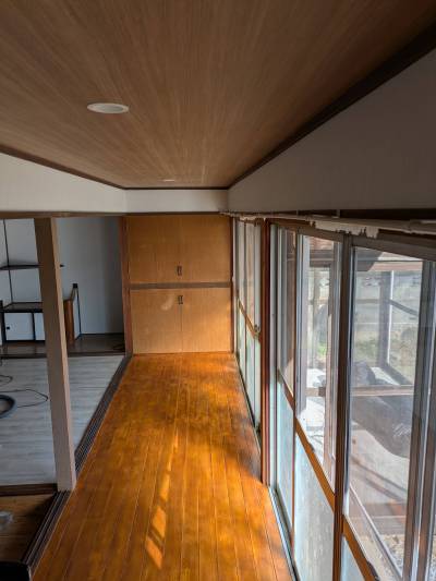 玄関からの縁側は気持ちのいい日差しが入ります