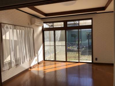 陽当たりの良いリビング、出窓があります♪