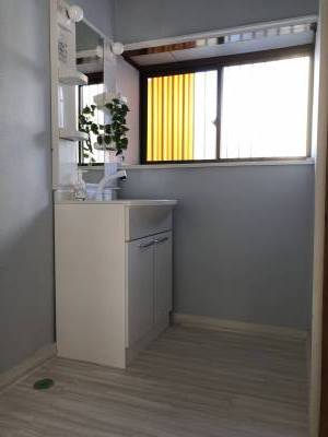 1階洗面所、シャワー付き洗面台です。