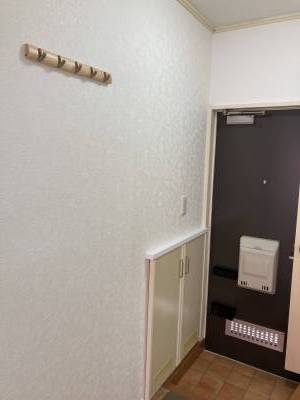 玄関。壁掛けフック、傘ホルダーも付いてます。