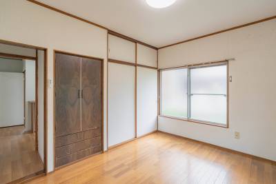 洋室２
２面窓があり、日当たり風通り良好です◎
