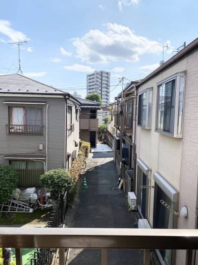 窓から 通路に面している為とても明るいです