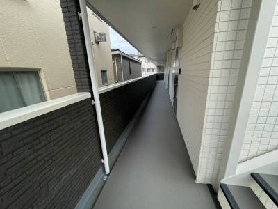 雨天時の排水に対応した設計の通路。