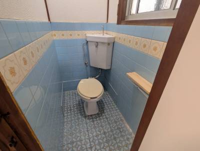 もちろん洋式トイレです。Wタイプのホルダーもついてます