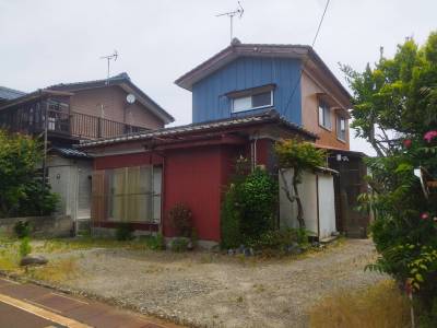 閑静な住宅街です。駐車最大3台可能です。駅まで10分です。