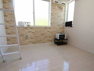 明るい居室・リビング。角部屋のため窓も多く明るい室内です