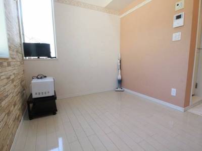 明るい居室・リビング。家電付きの為すぐに新生活が始められます