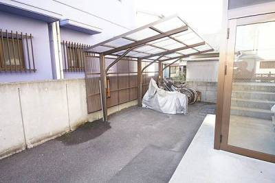 屋根付き自転車置き場なので
雨にも濡れにくいです。