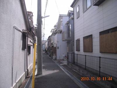 前面道路です。住宅街です。