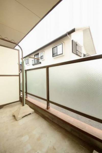マンションならではの屋根付広々バルコニー