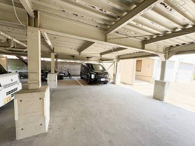 ミニバンクラスが屋根付駐車場に停められます（残り2台のみ）