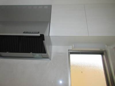 キッチンにも換気採光窓設置しています。