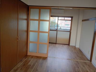 手前が洋室５．５帖、その奥がDK６．８帖です。