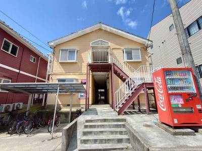 敷地内に自販機やゴミ置き場もあるから何かと便利！