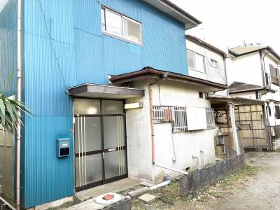 屋根付駐車場完備！他、3台駐車可能です！