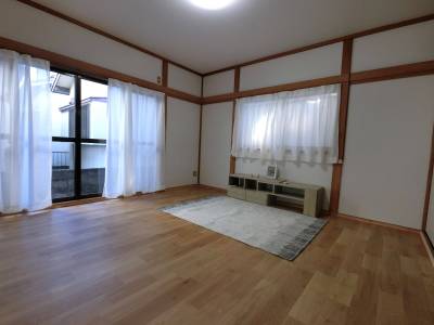 ２面採光の明るいリビングです！ゆとりのLDK１５畳♪