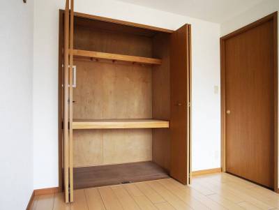 収納が２つ、クローゼットが一つあります